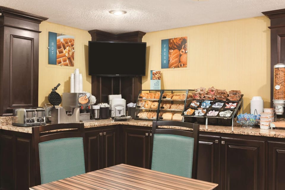 Restaurant/places to eat, Dining area, On site