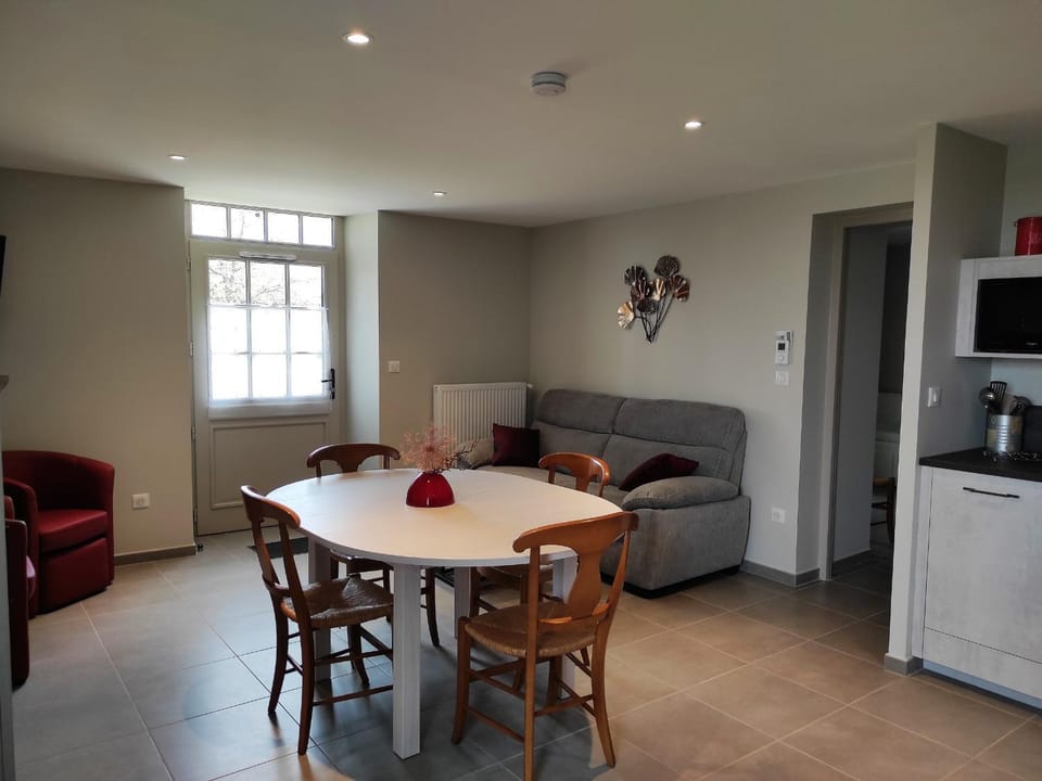 Gîte restauré avec parc et jeux, idéal pour familles - FR-1-586-65 House in Centre-Val de Loire
