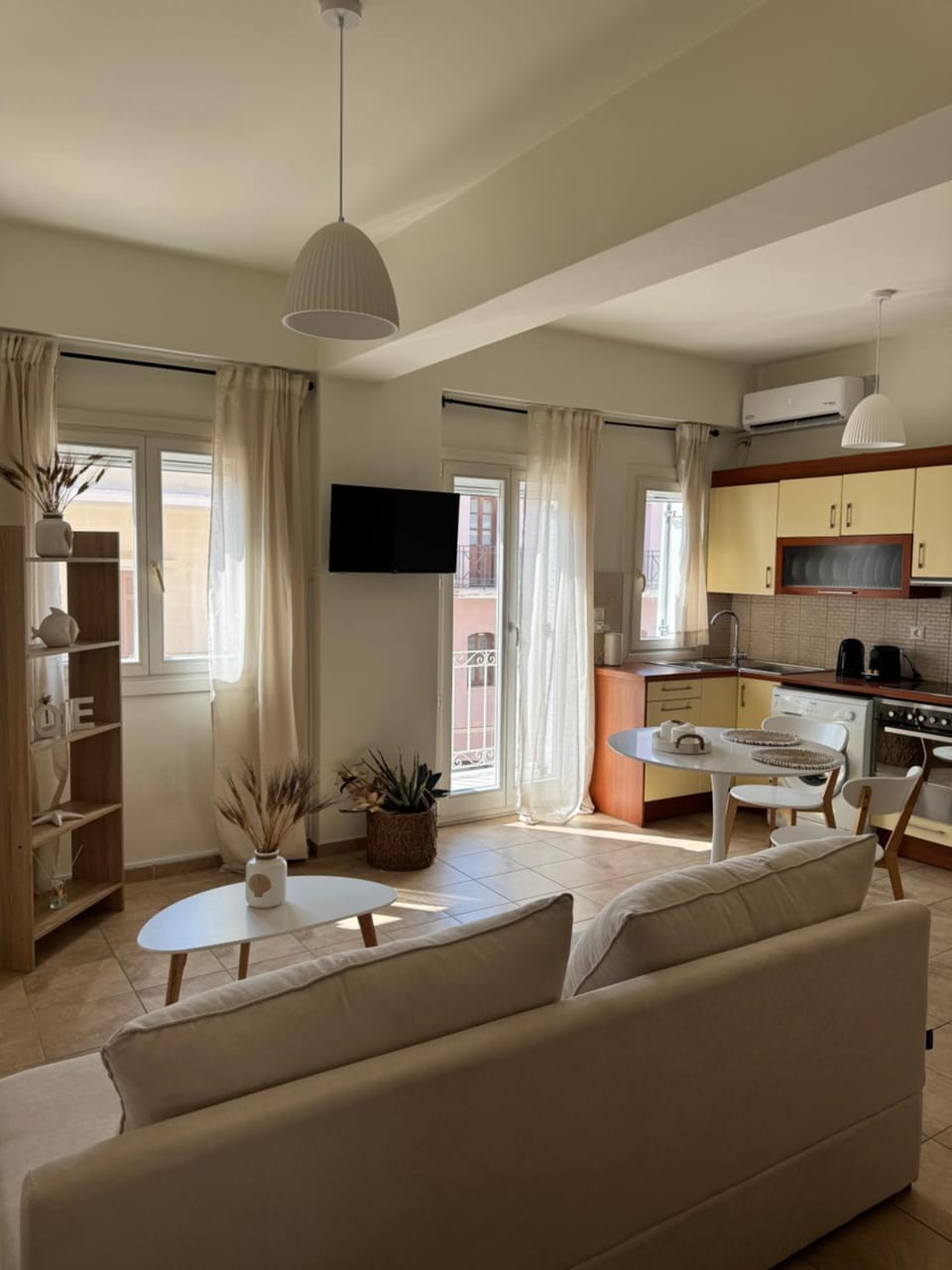 TV and multimedia, Kitchen or kitchenette, Living room, Seating area, Dining area