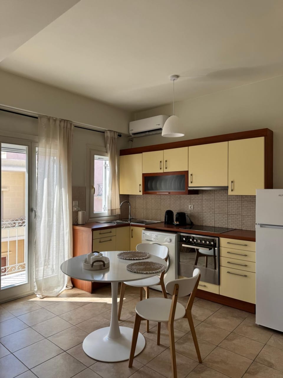 Kitchen or kitchenette, Dining area, stove