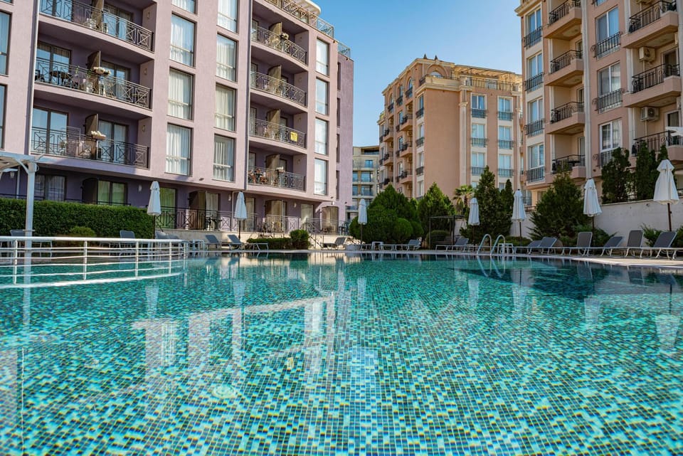 Day, Swimming pool, sunbed