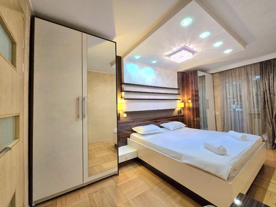 Bed, Bedroom, towels, wardrobe