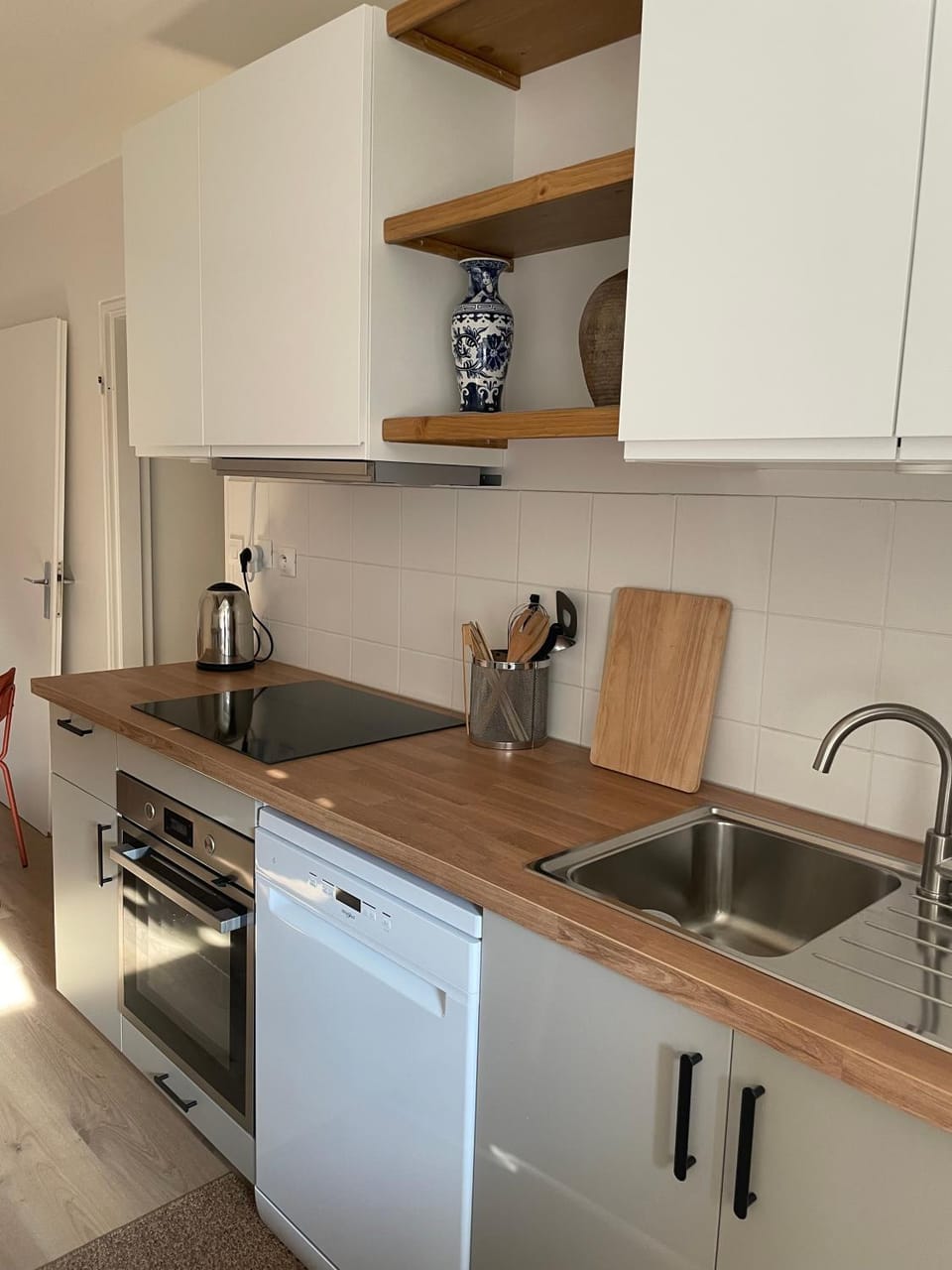 Kitchen or kitchenette, dishwasher, stove