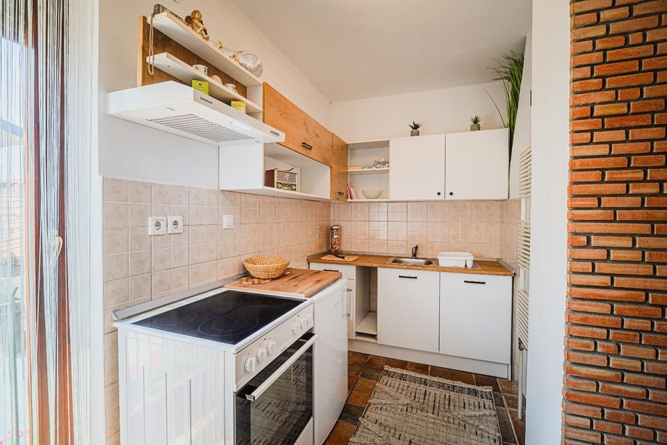 Kitchen or kitchenette, oven, stove