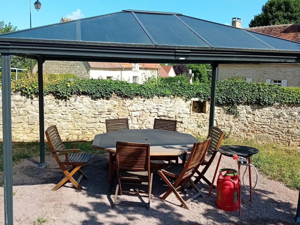 Location spacieuse dans ancien prieuré restauré - FR-1-586-66 Apartment in Centre-Val de Loire
