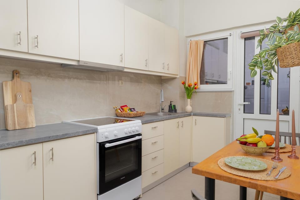 Kitchen or kitchenette, Dining area, minibar, stove