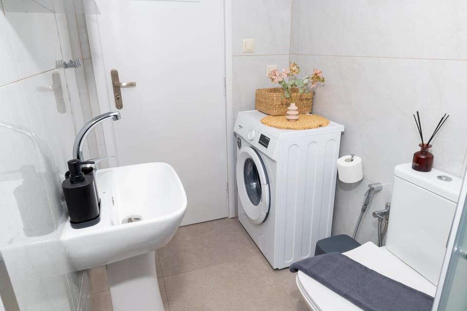 Bathroom, towels, washing machine