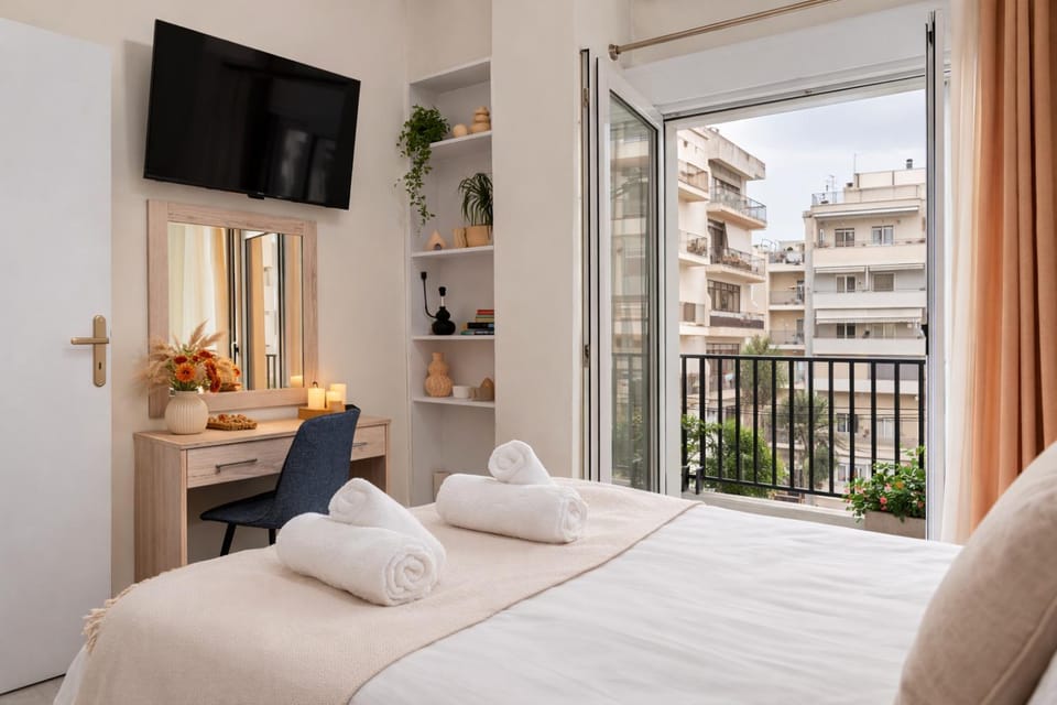 Bed, TV and multimedia, View (from property/room), Balcony/Terrace, Photo of the whole room, Bedroom, towels