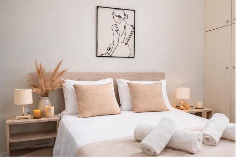 Bed, Photo of the whole room, Decorative detail, Bedroom, towels
