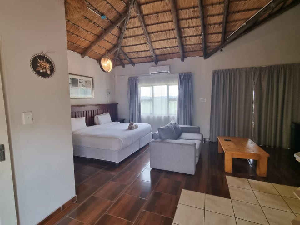 Bed, TV and multimedia, Living room, Seating area, Bedroom
