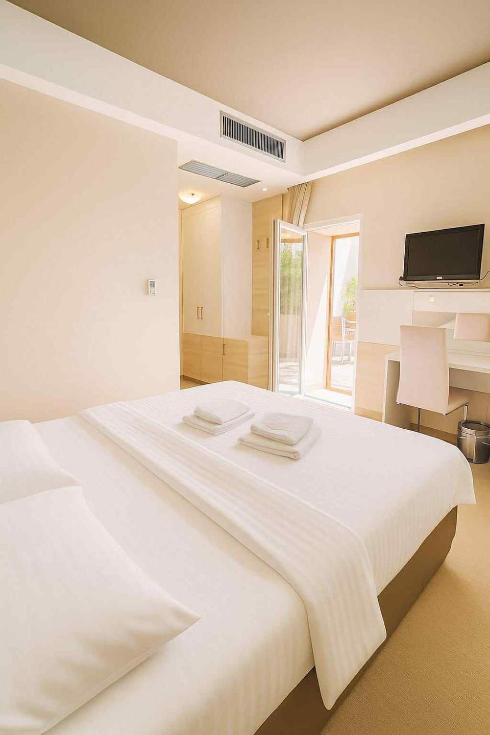 Communal lounge/ TV room, Bed, TV and multimedia, Photo of the whole room, Evening entertainment, Bedroom, towels, air conditioner