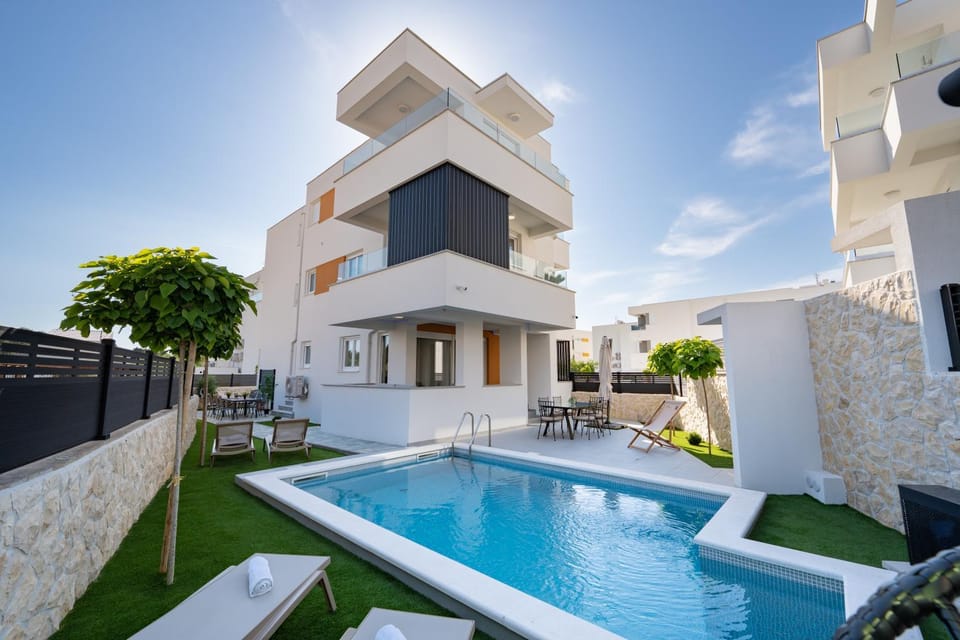 Pool view, Swimming pool, sunbed