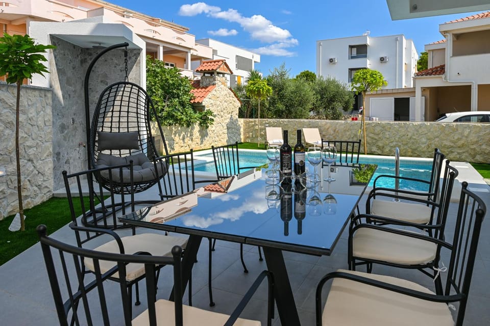 Balcony/Terrace, Dining area, Pool view, Swimming pool, sunbed