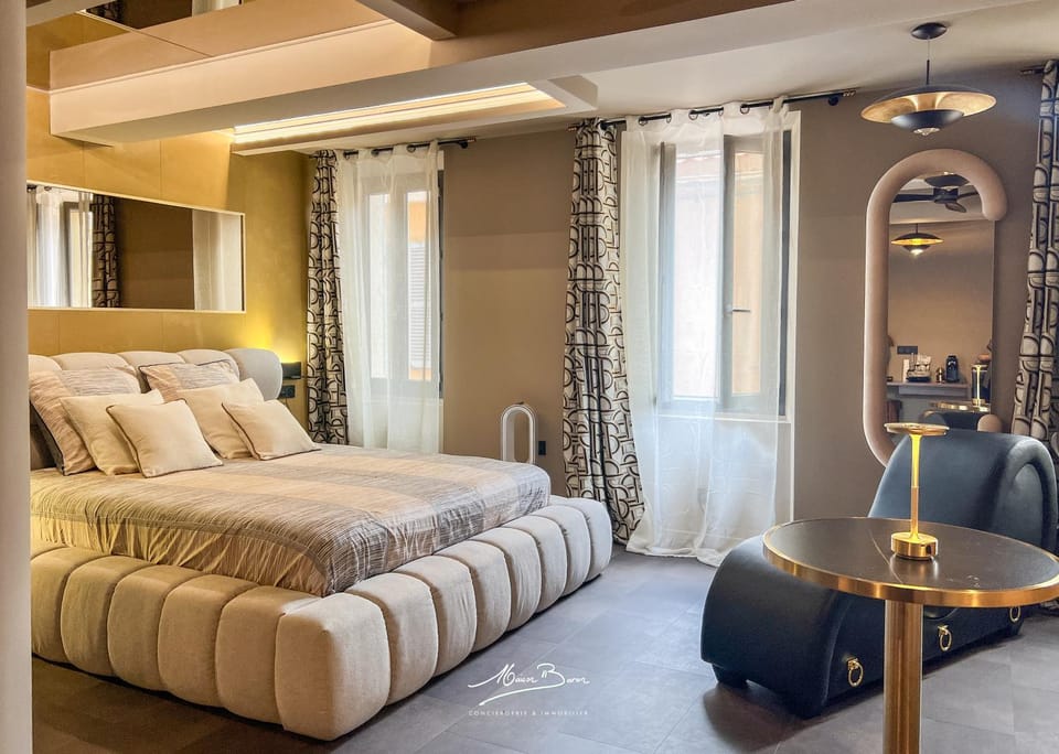 Bed, Living room, Photo of the whole room, Seating area, Bedroom