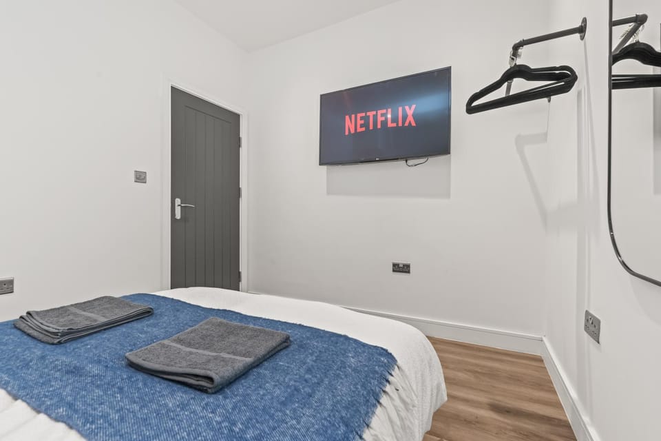 Bed, TV and multimedia, Photo of the whole room, Bedroom, towels, wardrobe