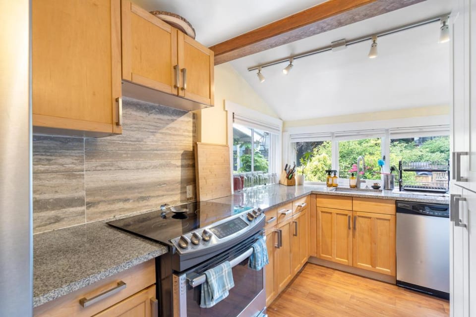 Adorable Kits Home with Balcony and Garden Retreat House in Vancouver