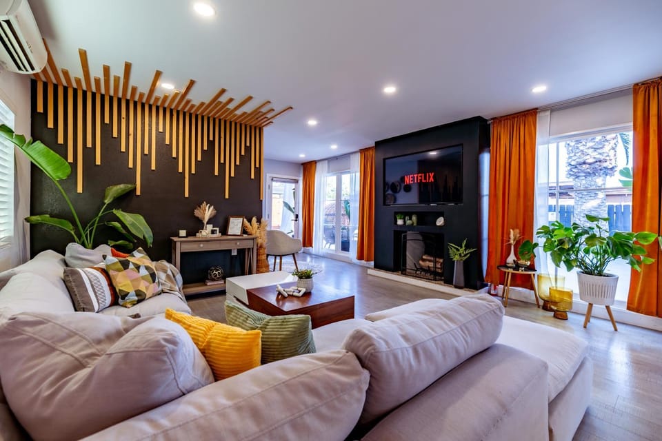 TV and multimedia, Living room, Evening entertainment