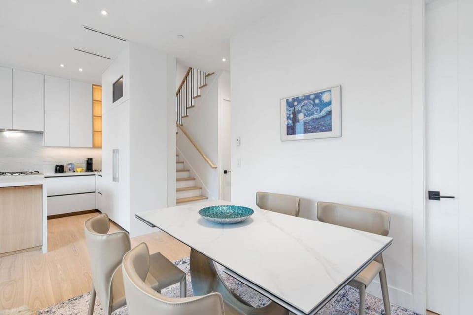 Duplex in West Point Grey with Parking and Balcony House in Vancouver