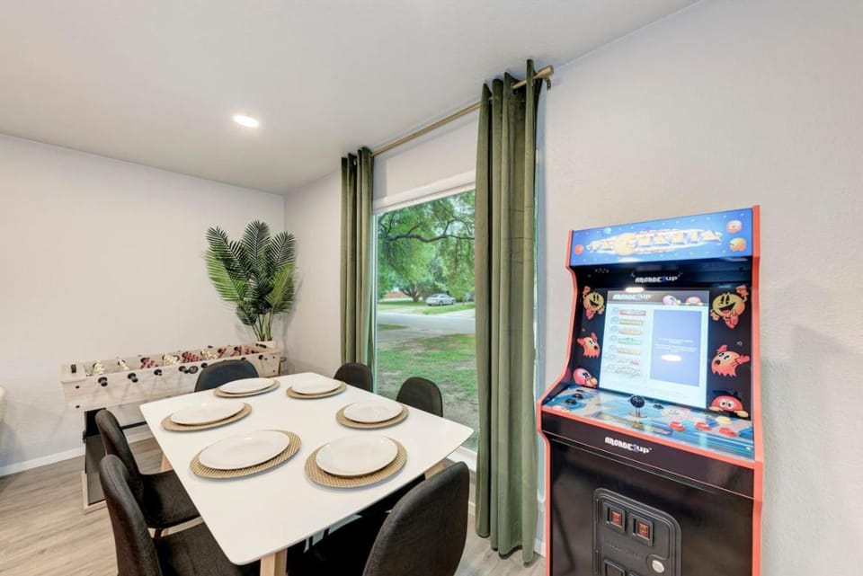 Game Room, Dining area