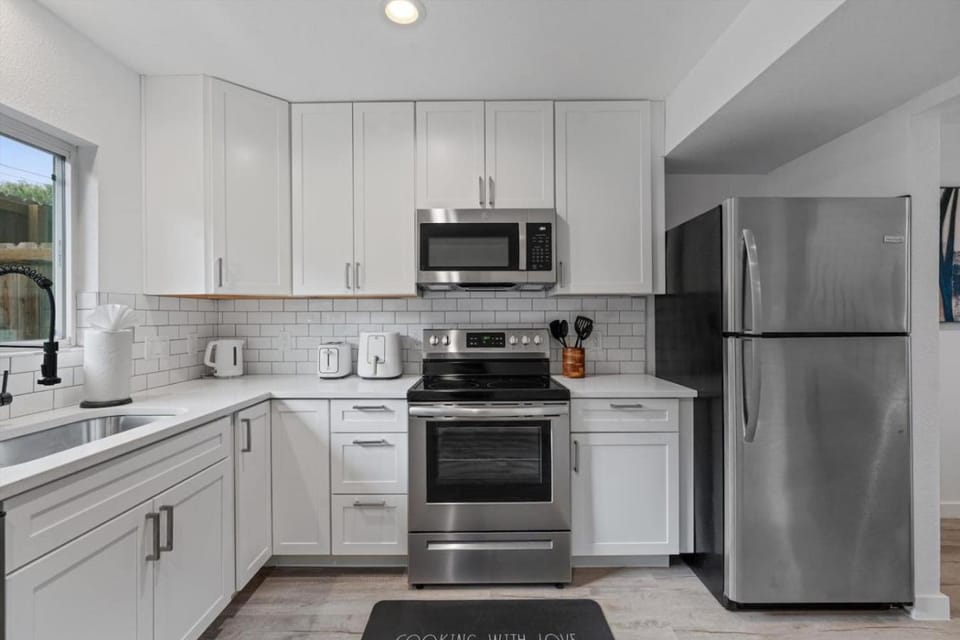 Coffee/tea facilities, Kitchen or kitchenette, dishwasher, oven, stove