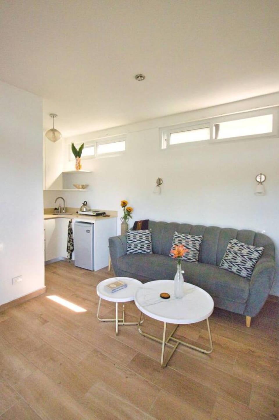 Kitchen or kitchenette, Living room, Seating area, Dining area