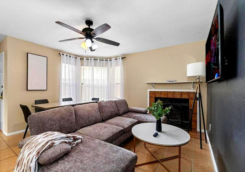Communal lounge/ TV room, TV and multimedia, Living room, Seating area
