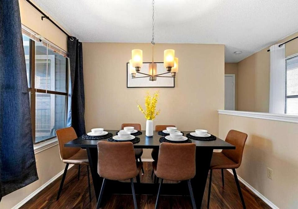 Seating area, Dining area