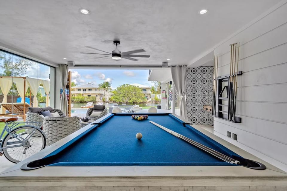 Waterfront Luxe Pool, Hot Tub, Theater, Games and more Villa in Key Largo
