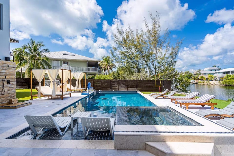 Waterfront Luxe Pool, Hot Tub, Theater, Games and more Villa in Key Largo