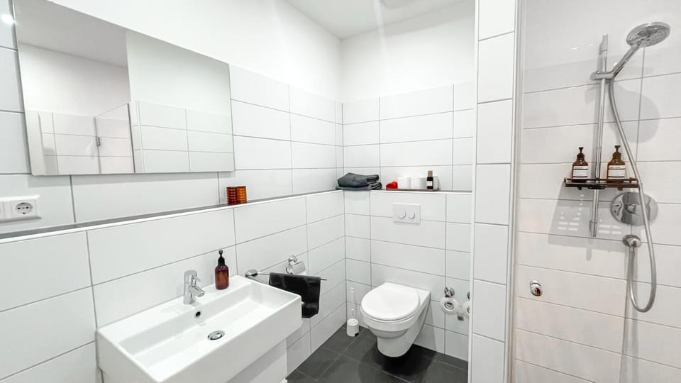 Shower, Toilet, Bathroom, towels