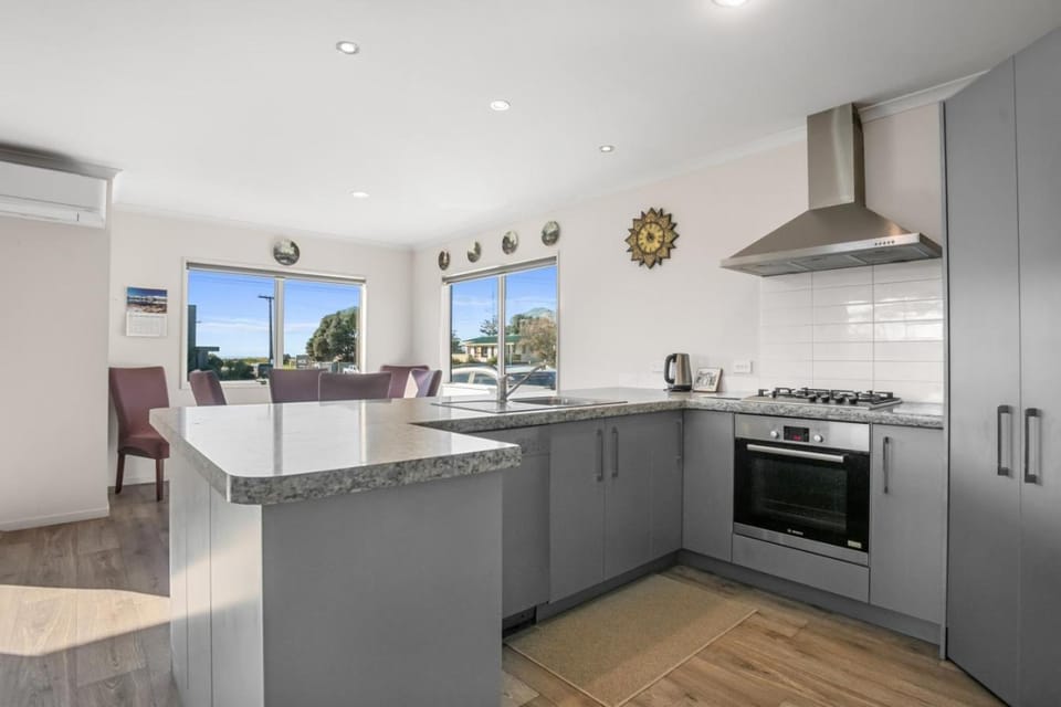 Kitchen or kitchenette, Dining area, dishwasher, oven, stove