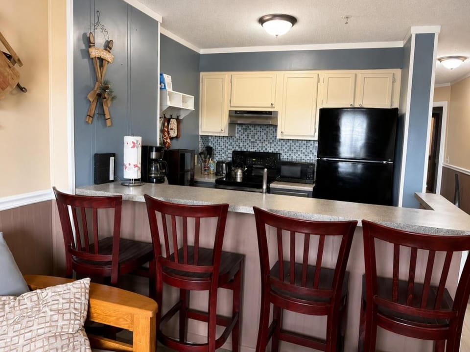 TOTW214 Slope Side Condo WiFi Next To Lift Parking Apartment in Snowshoe