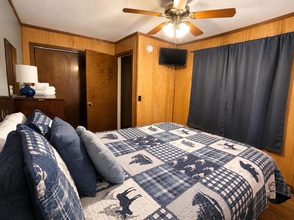 TOTW214 Slope Side Condo WiFi Next To Lift Parking Apartment in Snowshoe