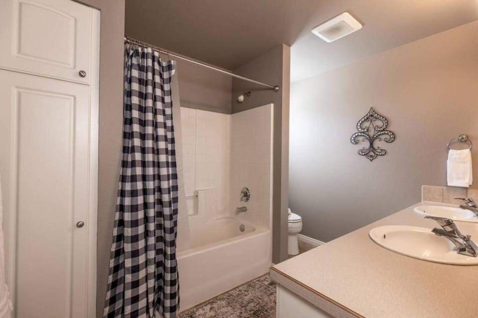 Prime Location The Village Green Room Desk Apartment in Meridian
