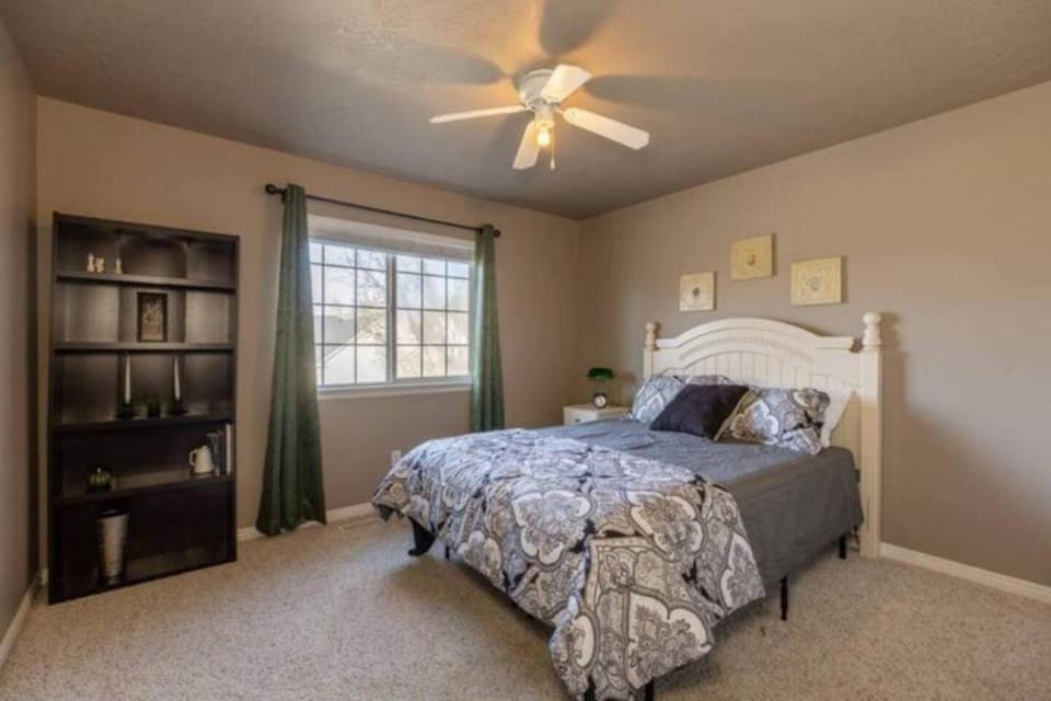 Prime Location The Village Green Room Desk Apartment in Meridian