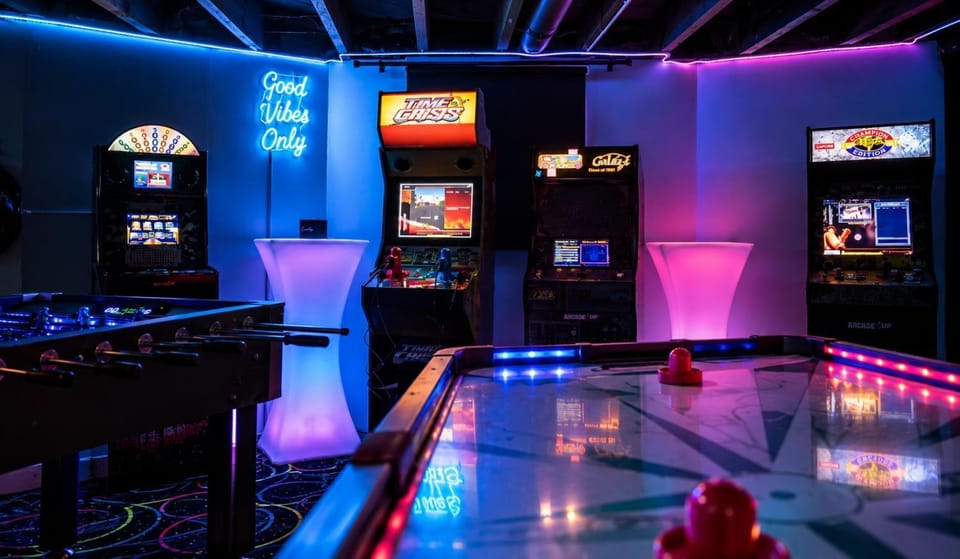 Sleeps 18 • 7BR • Gym • Game Room • Theater House in Chicago