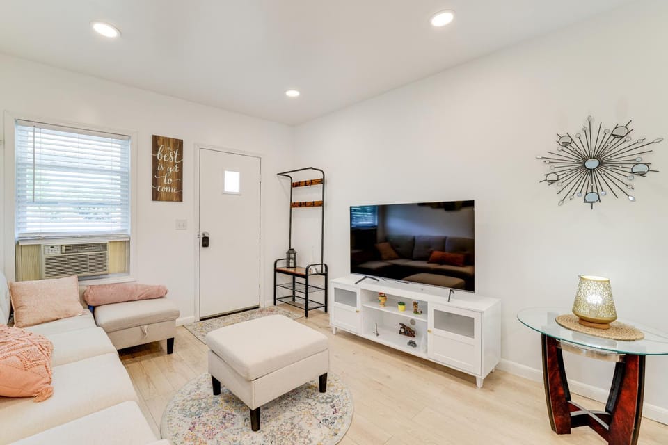 2 Mi to State Park: Updated Niagara Falls Home House in Niagara Falls