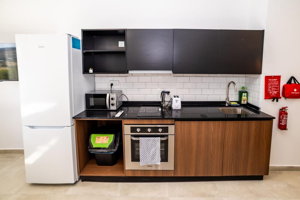 Corner Park View Deluxe Studio - by HostMT Apartment in Saint Paul's Bay