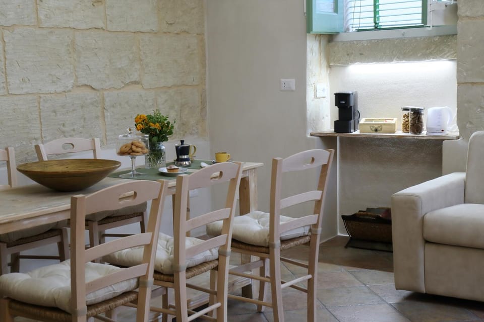 Coffee/tea facilities, Kitchen or kitchenette, Living room, Seating area, Dining area