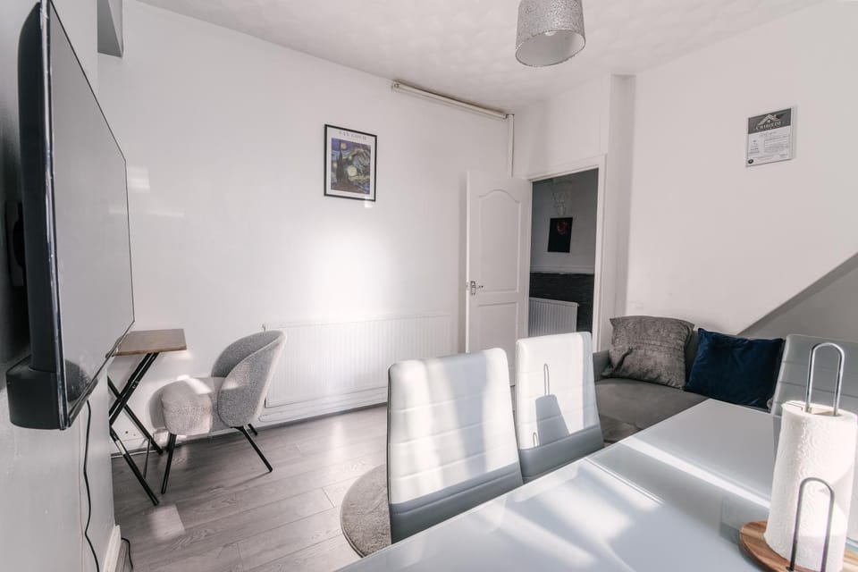 Communal lounge/ TV room, TV and multimedia, Living room, Seating area, Dining area, Evening entertainment