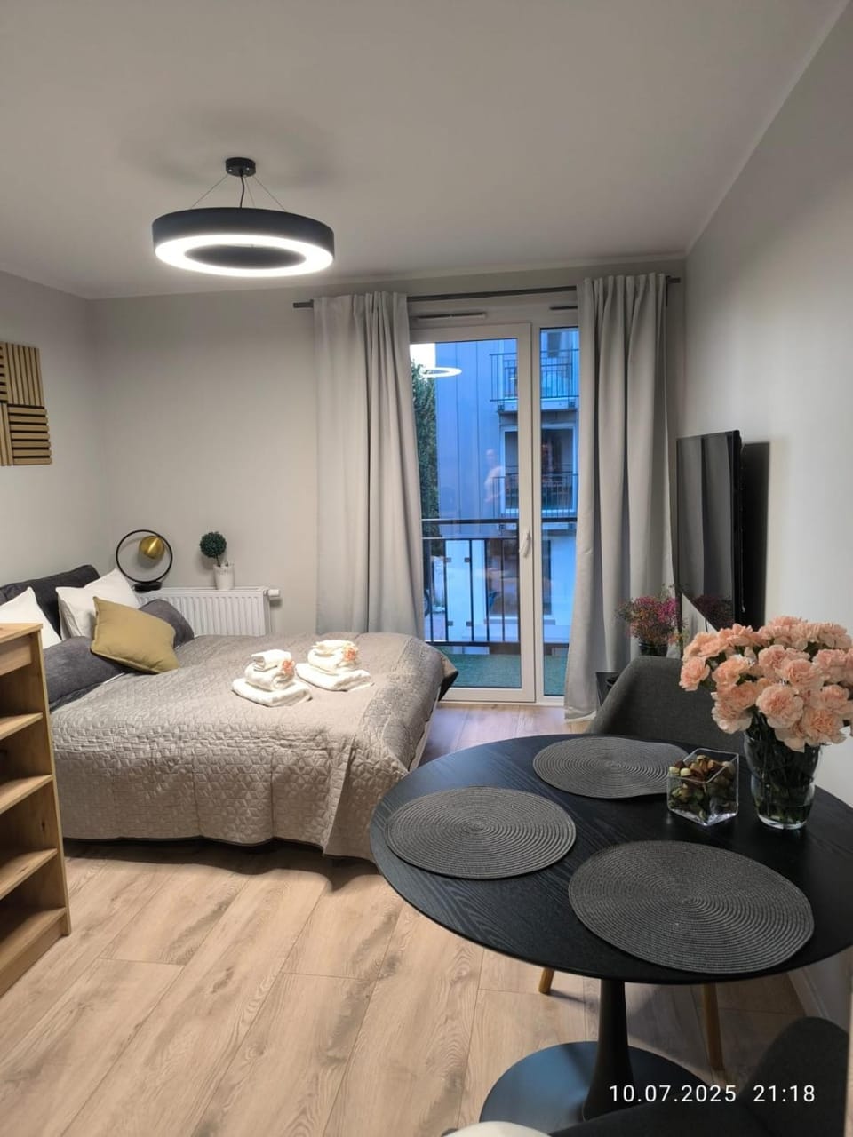 Bed, Photo of the whole room, Seating area, Bedroom