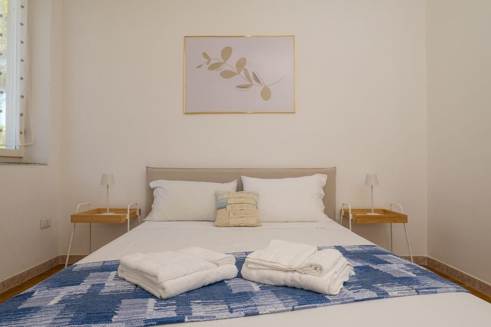 Bed, Photo of the whole room, Bedroom, towels