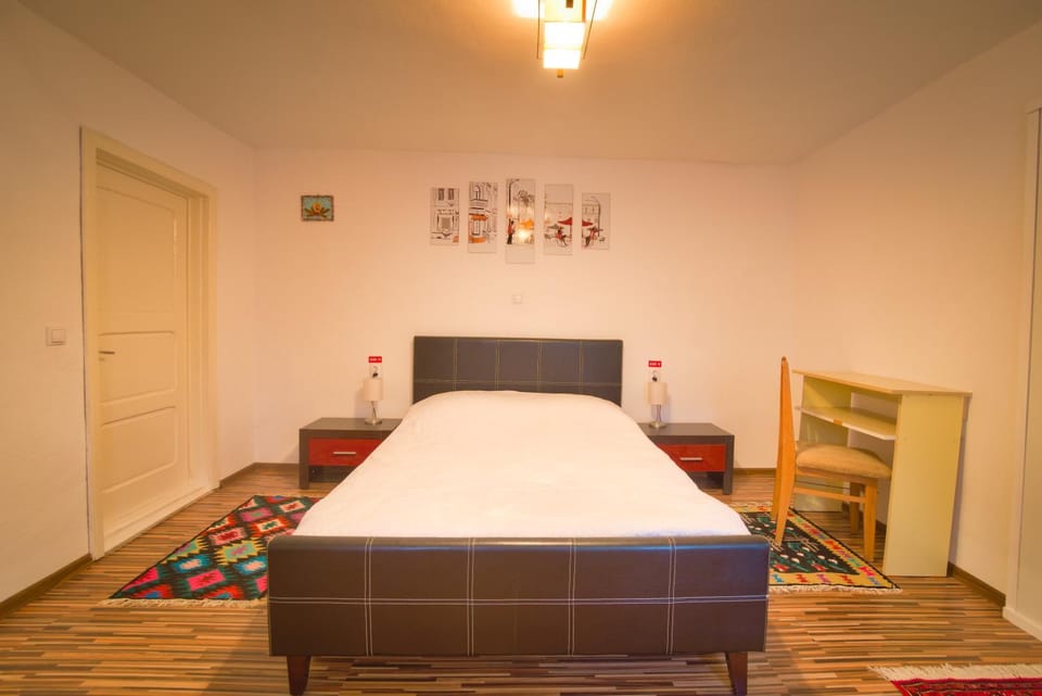 Bed, Day, Photo of the whole room, Bedroom, On site