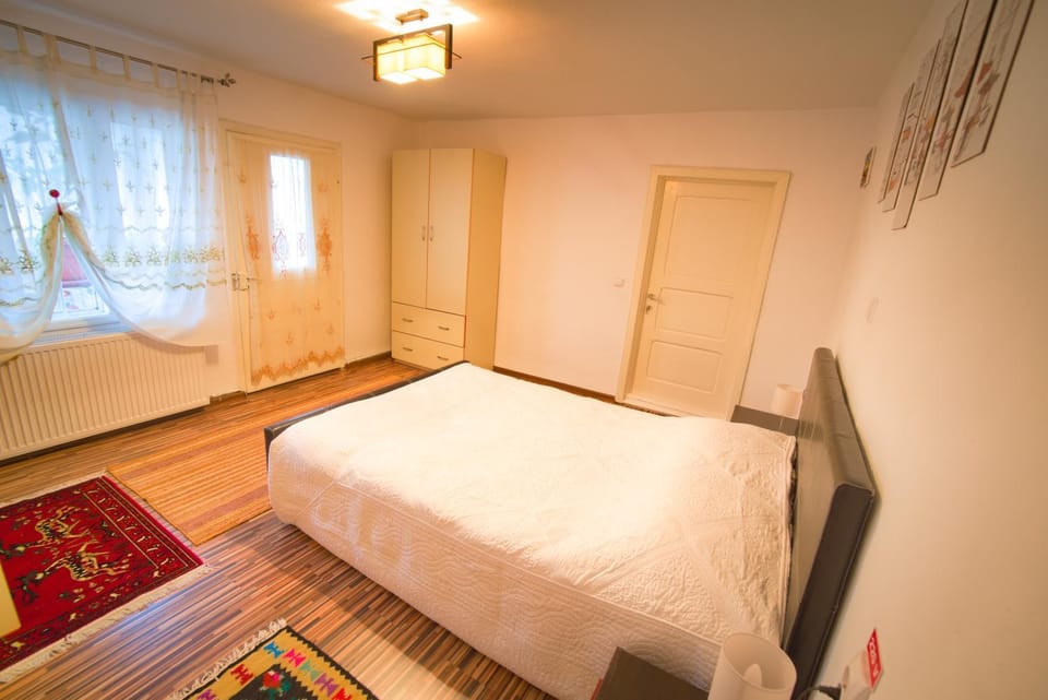 Bed, Day, Photo of the whole room, Bedroom, On site