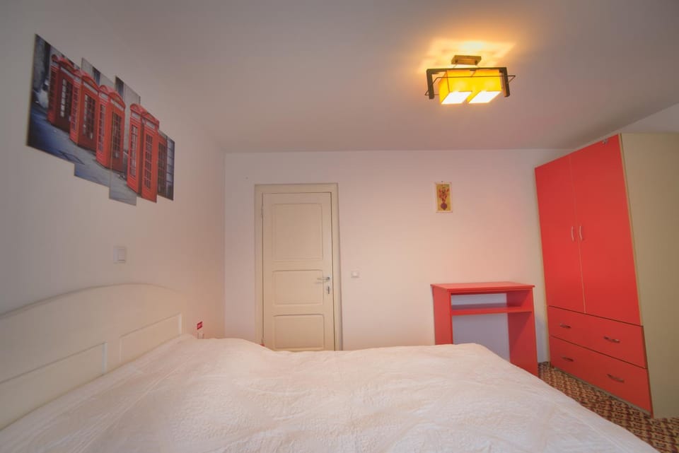Bed, Day, Photo of the whole room, Bedroom, On site