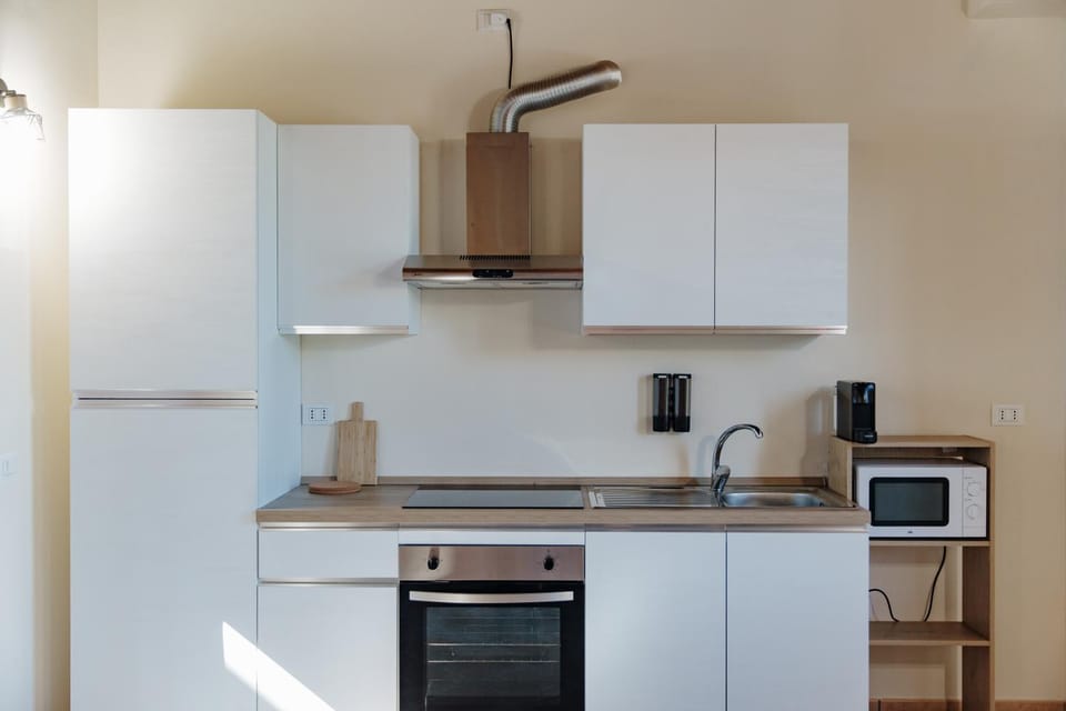 Coffee/tea facilities, Kitchen or kitchenette, oven, stove