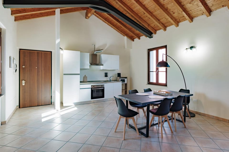 Kitchen or kitchenette, Dining area, oven, stove