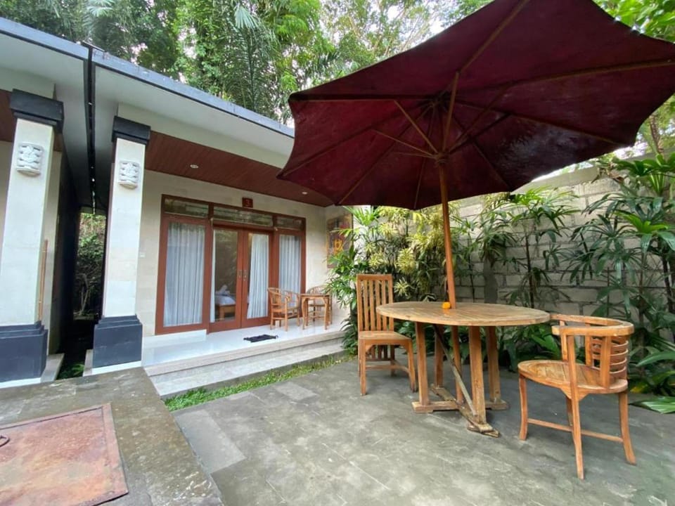 Property building, Patio, Day, Garden, View (from property/room), Balcony/Terrace, Dining area, Garden view