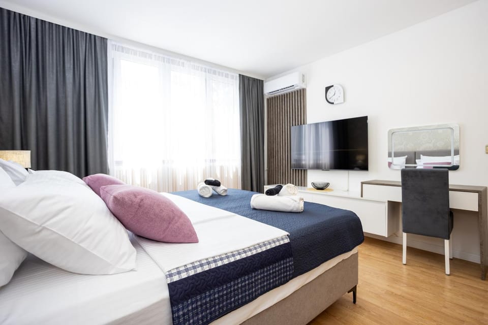 Communal lounge/ TV room, Bed, TV and multimedia, Bedroom, air conditioner