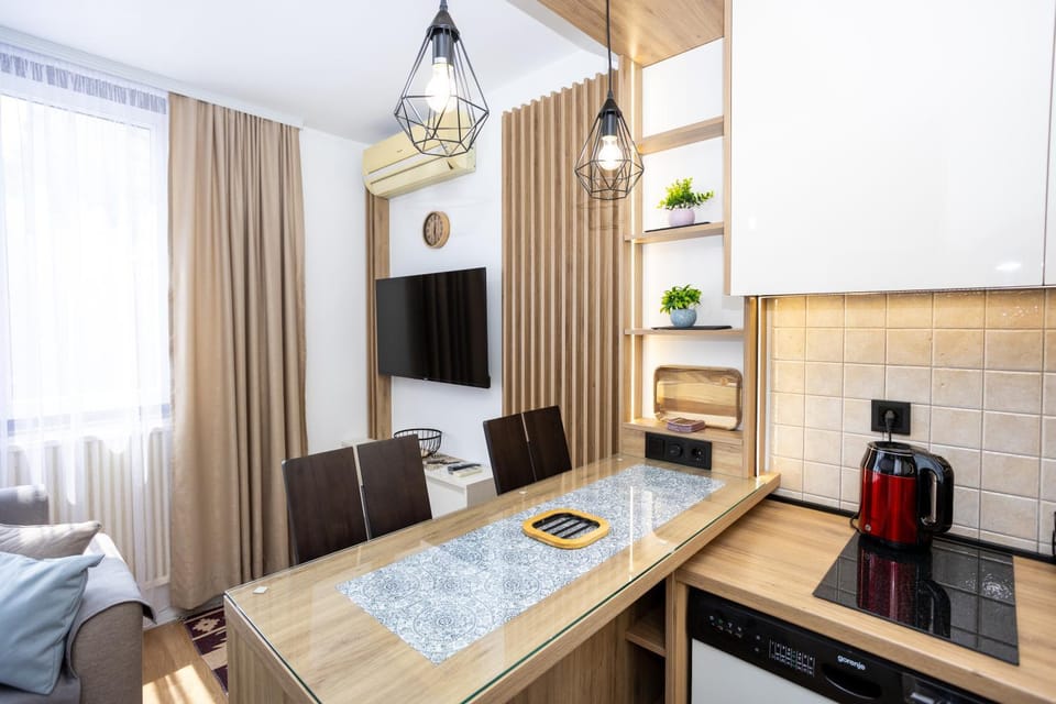 TV and multimedia, Coffee/tea facilities, Kitchen or kitchenette, Living room, Seating area, Dining area, minibar, oven, stove